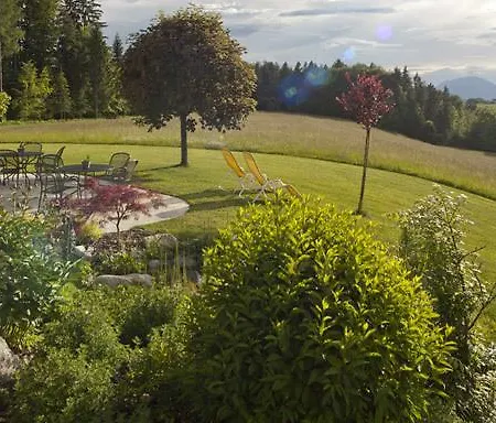 & Almhof Vendégház *